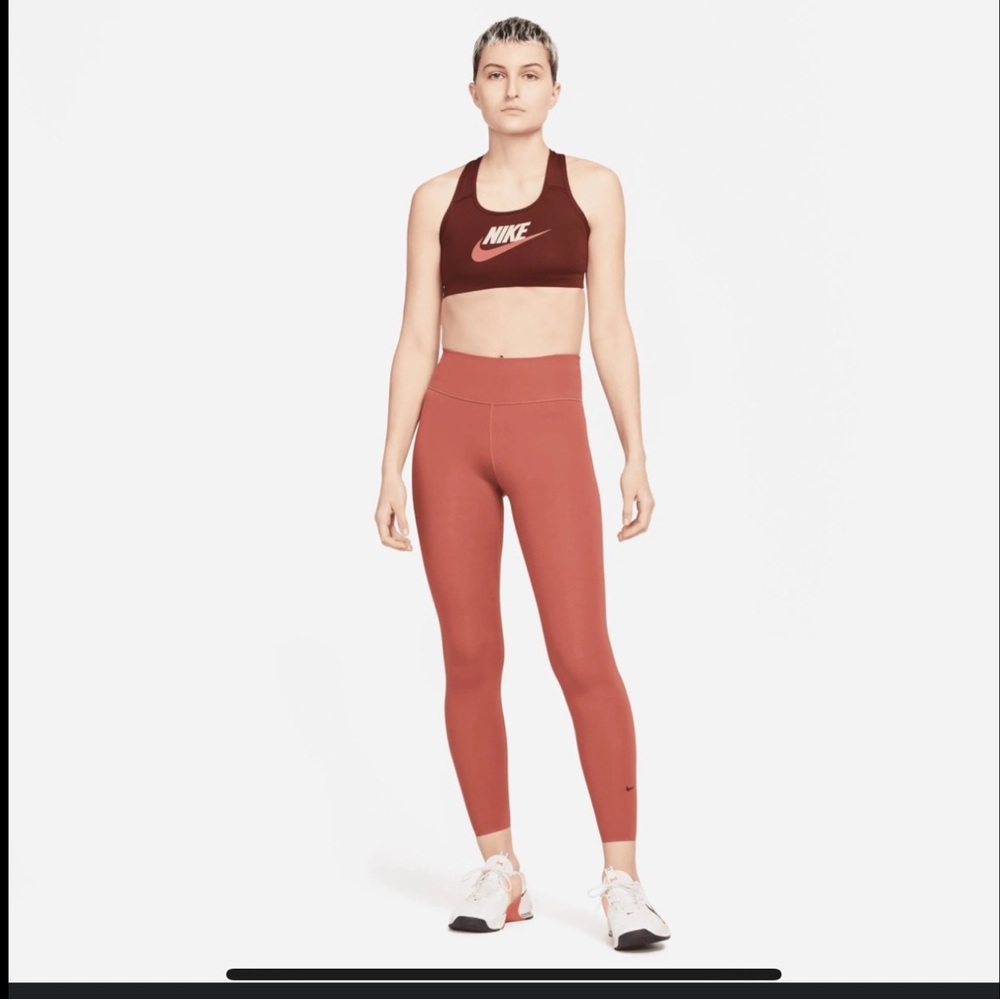 Nike One Luxe
Burnt Sunrise
Mid rise 7/8 Leggings
